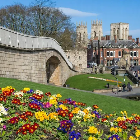 Hunter House - * York