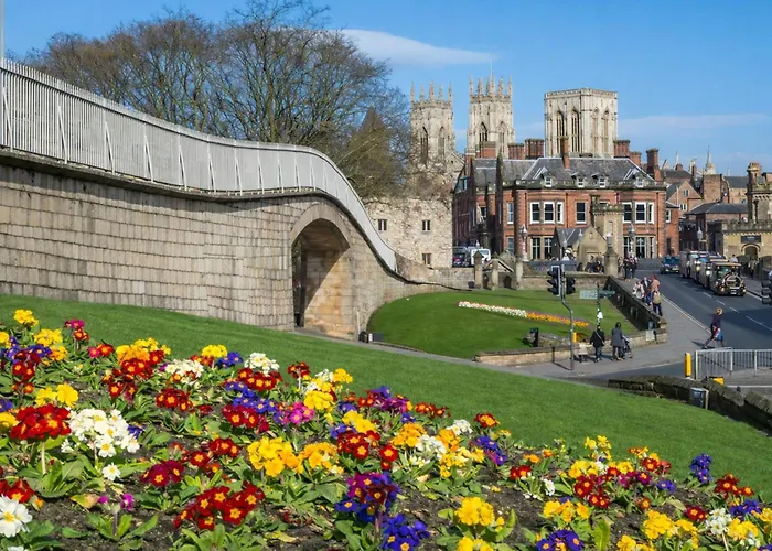 Hunter House - * York