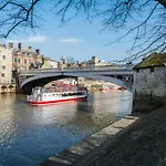 Hunter House - * York